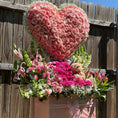 Cargar la imagen en la vista de la galería, Arreglo de corazón de rosas y flores surtidas 💕🌸🌷