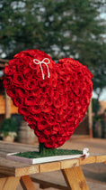 Cargar la imagen en la vista de la galería, Corazón de rosas ❤️🌹