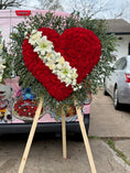 Cargar la imagen en la vista de la galería, Corona en corazón de claveles rojos + lirios blancos