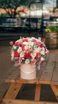 Cargar la imagen en la vista de la galería, Caja de flores surtida 💕🌸💐