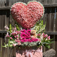 Cargar la imagen en la vista de la galería, Arreglo de corazón de rosas y flores surtidas 💕🌸🌷