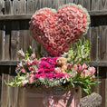 Cargar la imagen en la vista de la galería, Arreglo de corazón de rosas y flores surtidas 💕🌸🌷