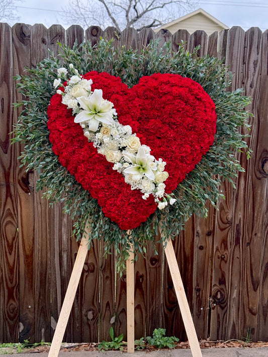 Corona en corazón de claveles rojos + lirios blancos