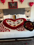 Cargar la imagen en la vista de la galería, Decoración de cuarto 200 rosas 🌹 +globos🎈+velas🕯️+letrero personalizado
