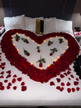 Cargar la imagen en la vista de la galería, Decoración de cuarto 200 rosas 🌹 +globos🎈+velas🕯️+letrero personalizado
