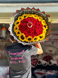 Cargar la imagen en la vista de la galería, Ramo buchon 50 rosas y 🌻
