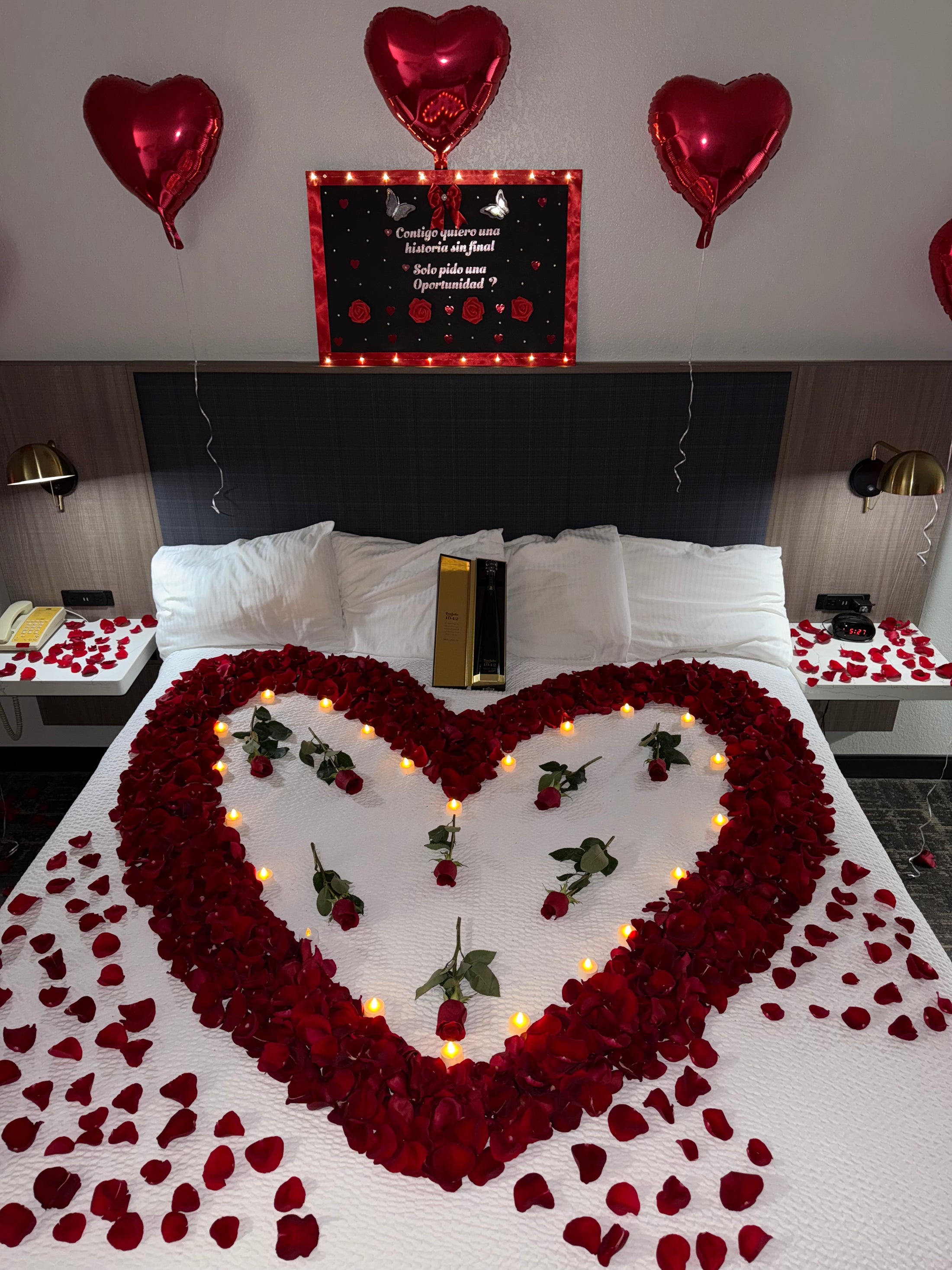 Decoración de cuarto 200 rosas 🌹 +globos🎈+velas🕯️+letrero personalizado