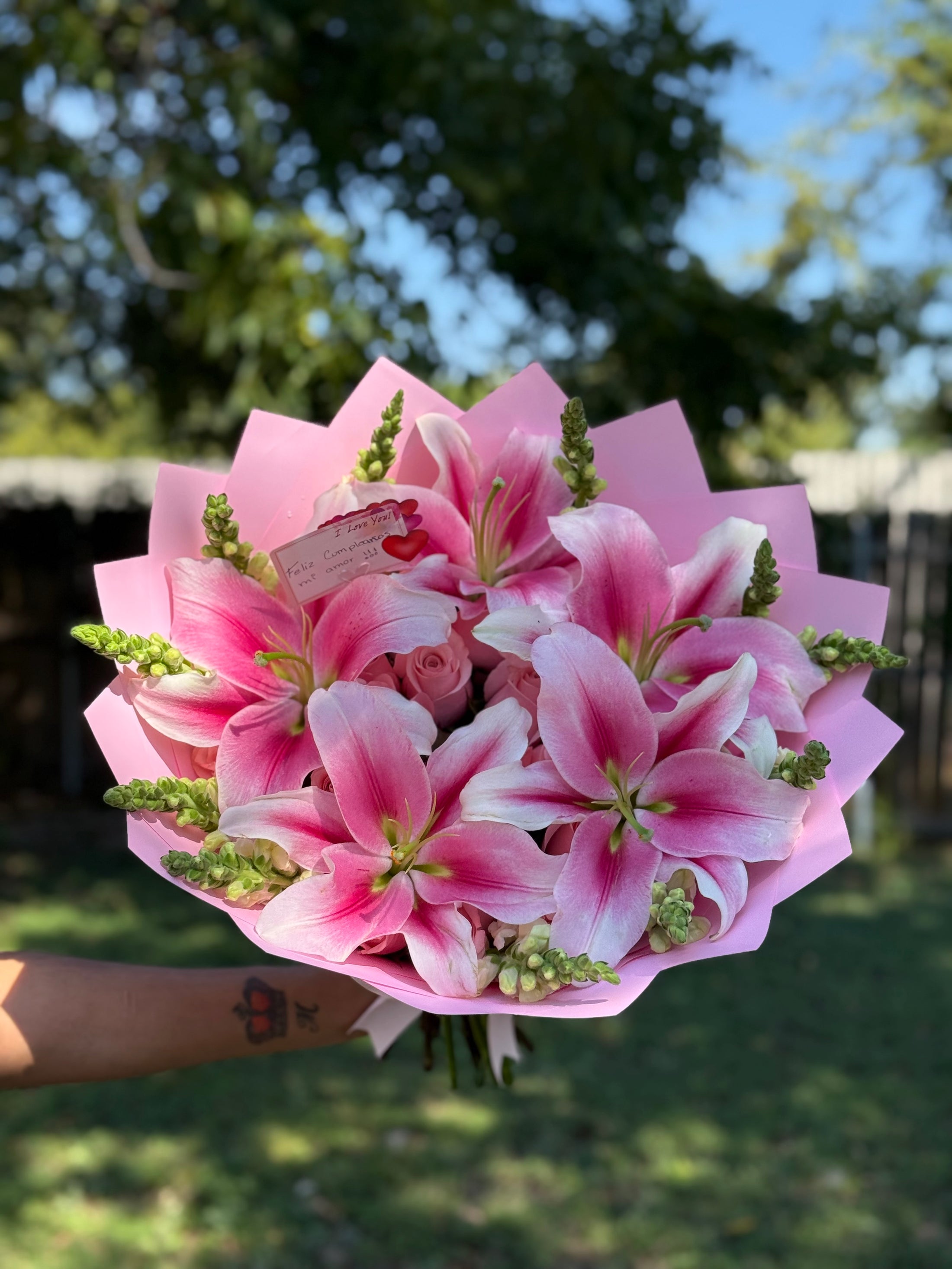 Rosas y lirios