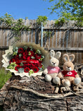 Cargar la imagen en la vista de la galería, Ramo de 36 rosas y gerberas + pareja de 🐰
