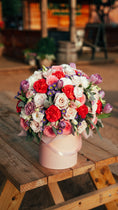 Cargar la imagen en la vista de la galería, Caja de flores surtida 💕🌸💐
