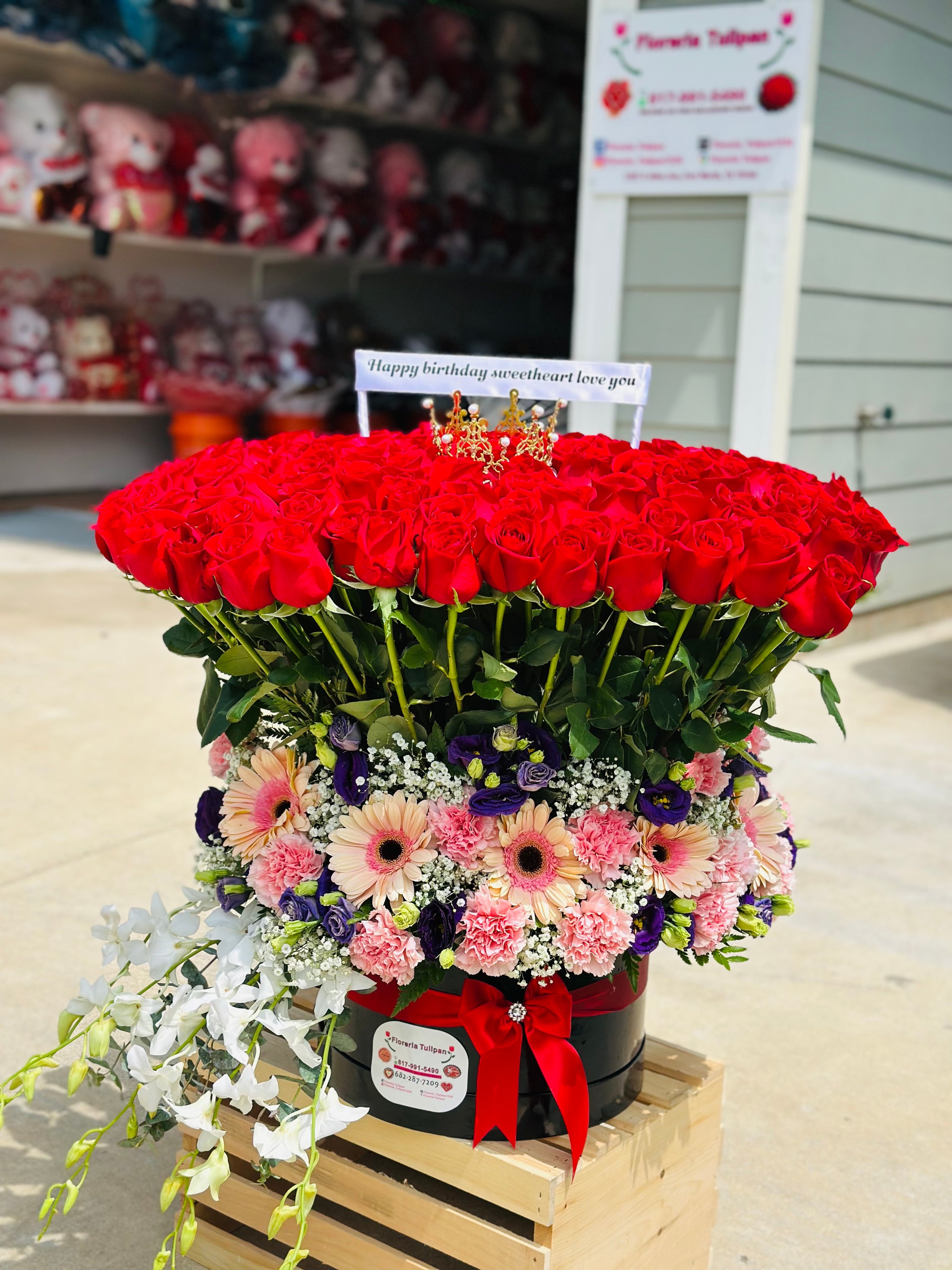 Arreglo de 100 rosas + flores surtidas