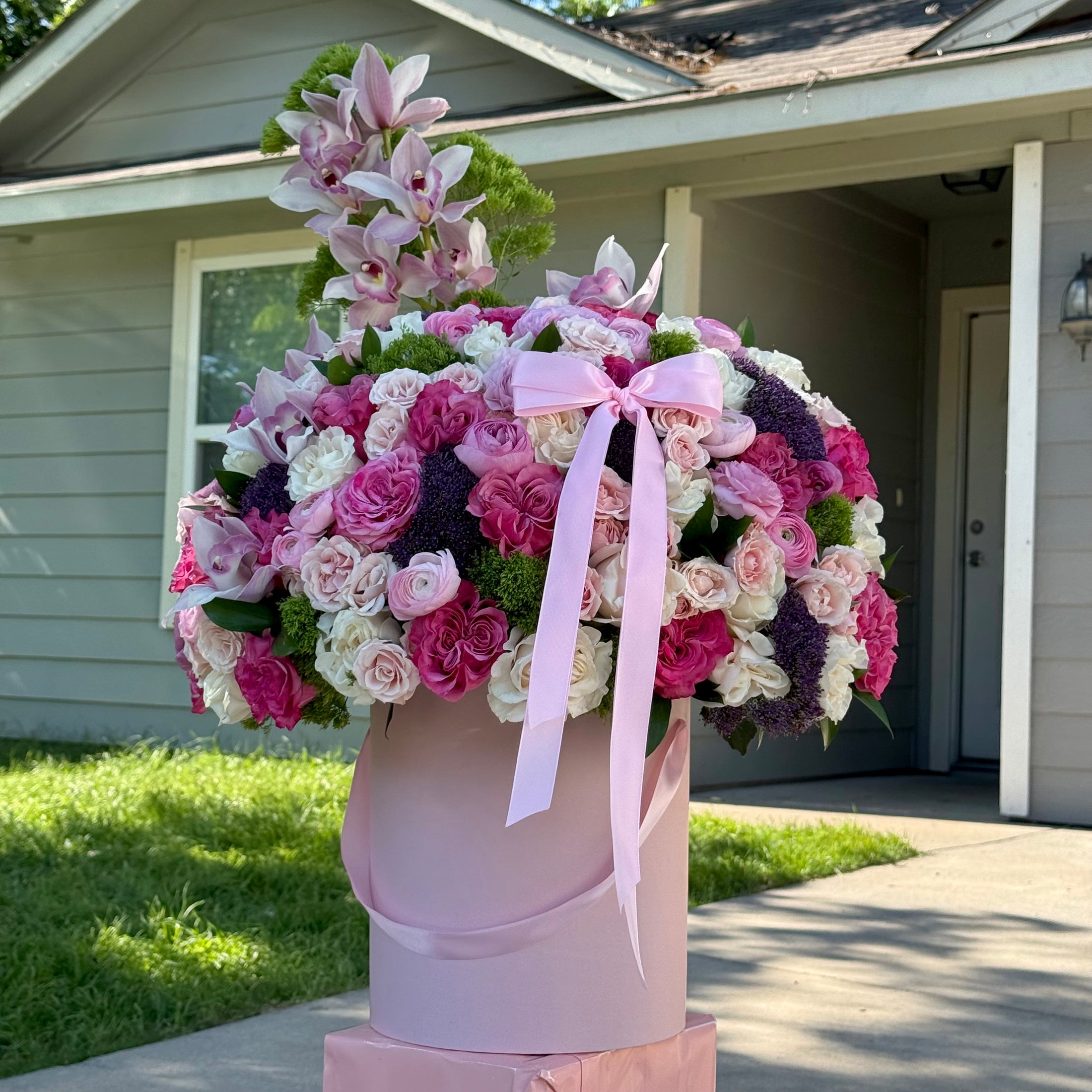Caja de rosas + orquídeas +flores surtidas 🌸🌷