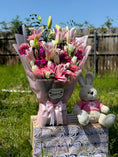 Cargar la imagen en la vista de la galería, Ramo de tulipanes 🌷 +oso 🐰
