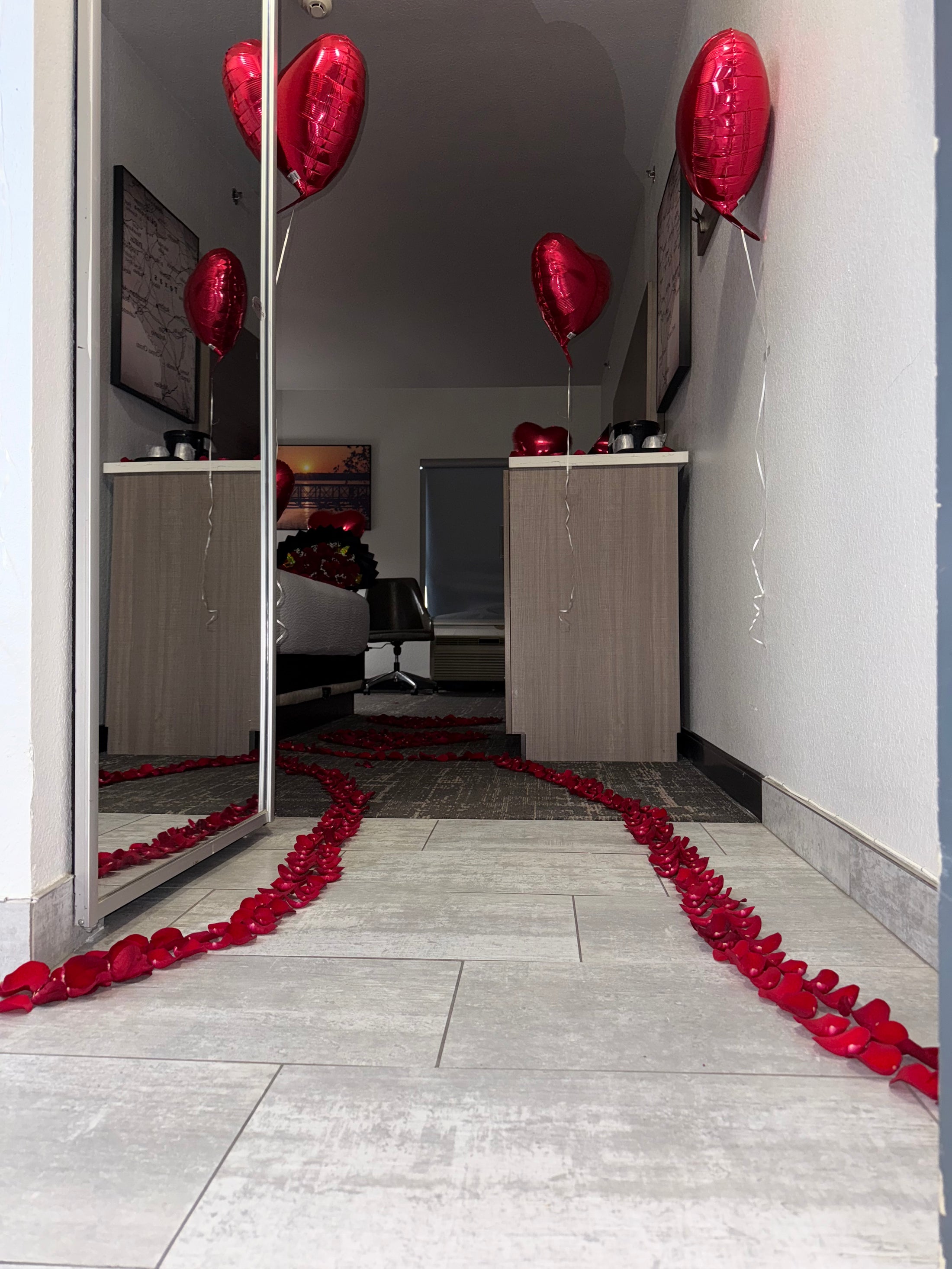 Decoración de cuarto 200 rosas 🌹 +globos🎈+velas🕯️+letrero personalizado
