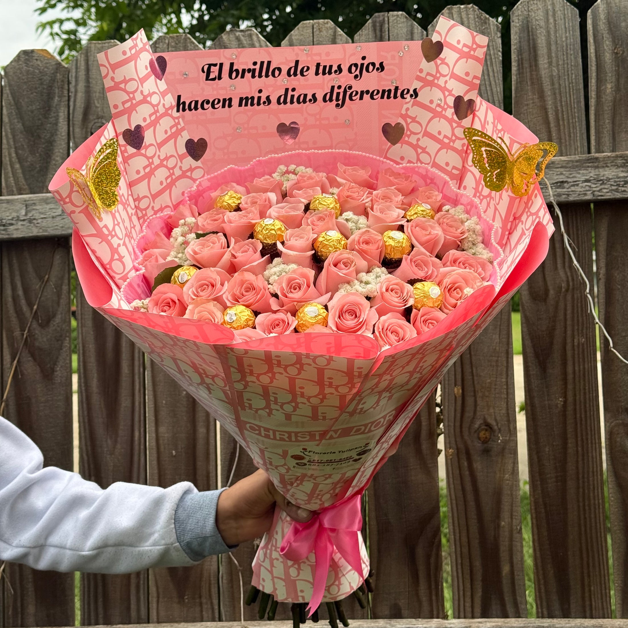 Ramo de 50 rosas 🌹 +chocolates
