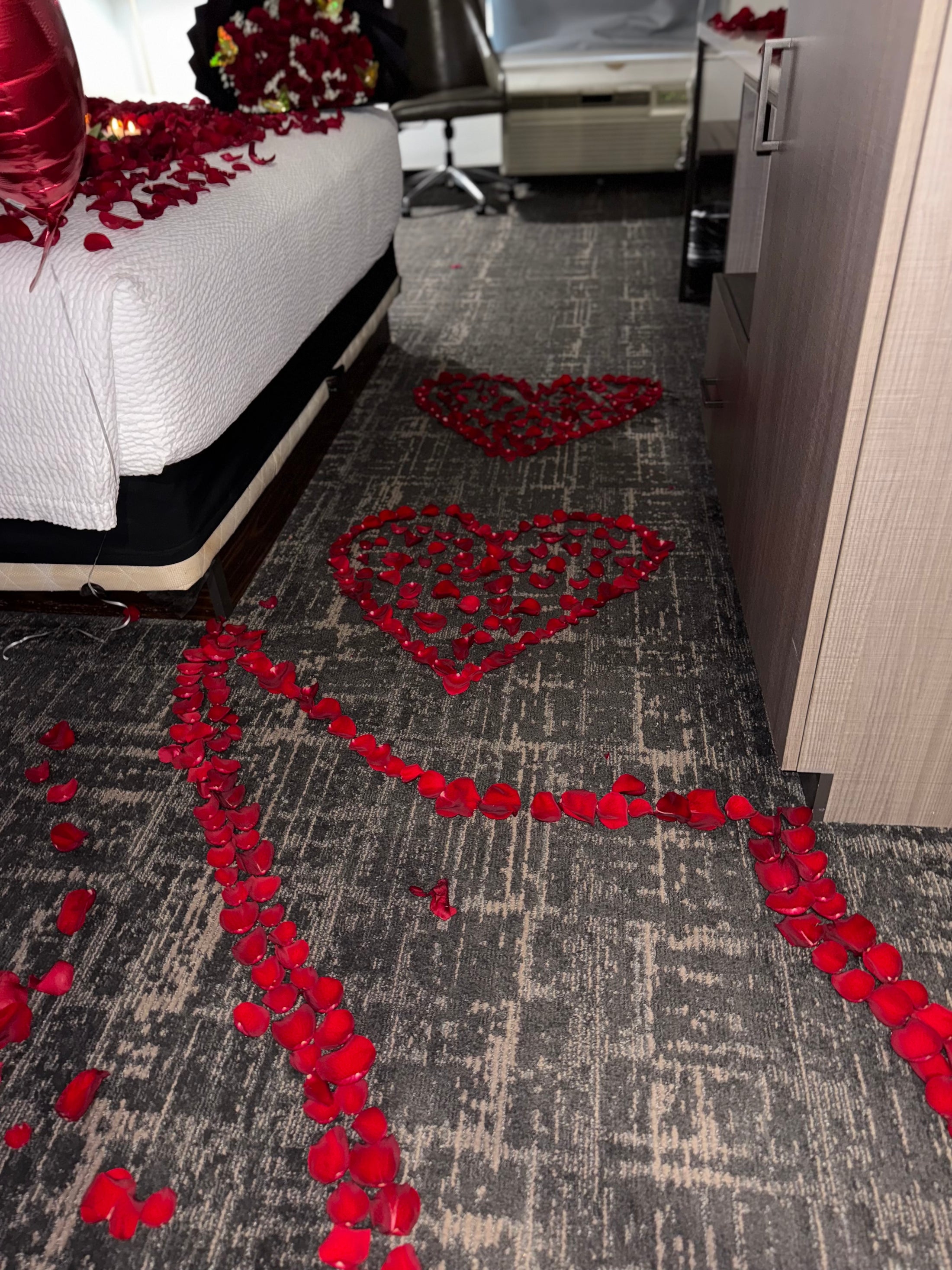 Decoración de cuarto 200 rosas 🌹 +globos🎈+velas🕯️+letrero personalizado