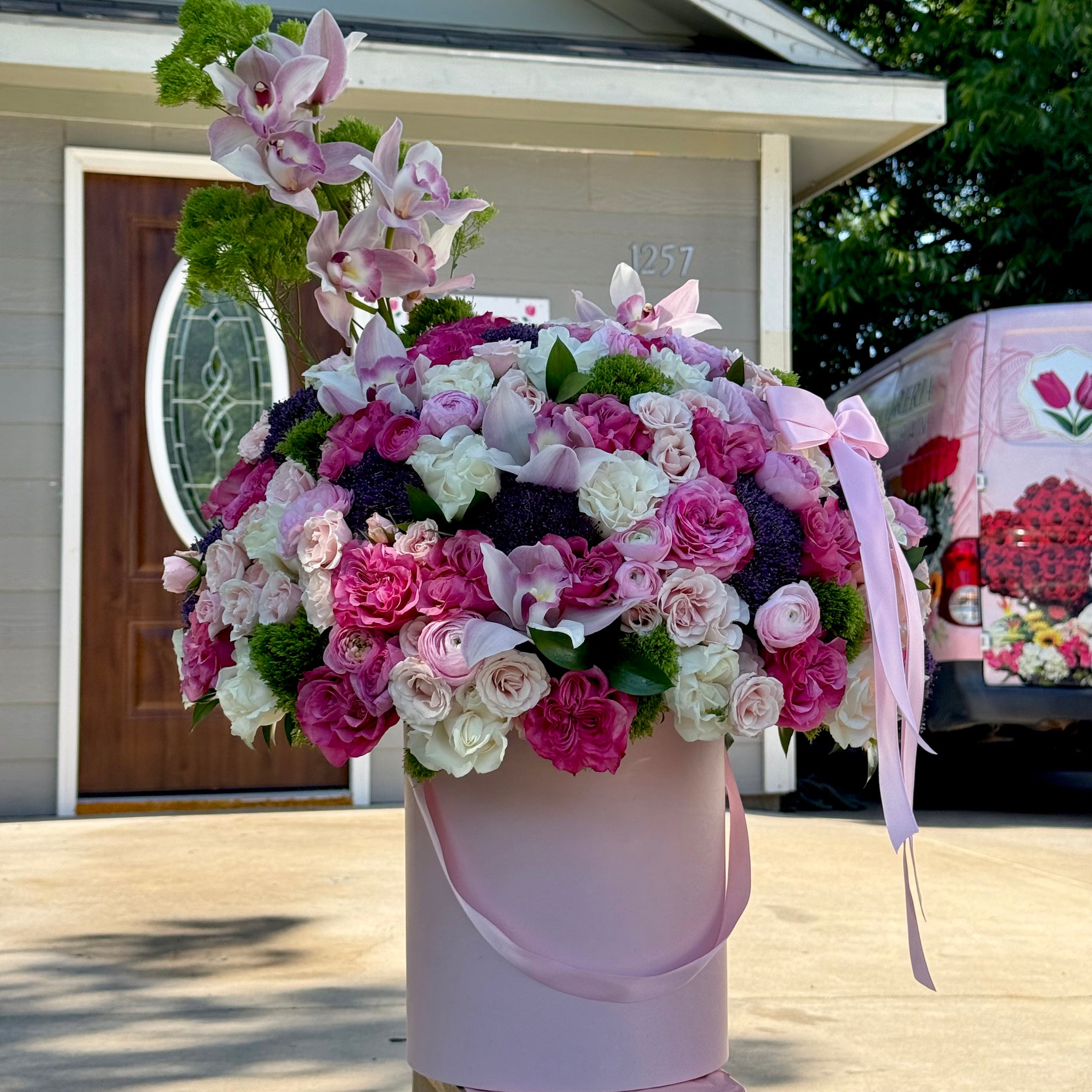 Caja de rosas + orquídeas +flores surtidas 🌸🌷