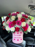 Cargar la imagen en la vista de la galería, Caja de rosas 🌹+gerberas🌸
